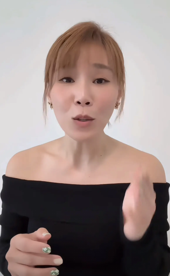 一首《天后》袭榜
商演从18万涨到50万

李佳薇是赚到了
她背后的经纪公司更值