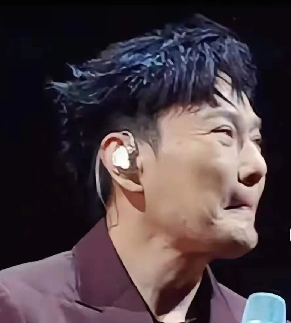 张信哲怎么变成这样了？脸垮了，嘴巴瘪的像个老太太，老的不仅吓人，还有点怪，曾经帅