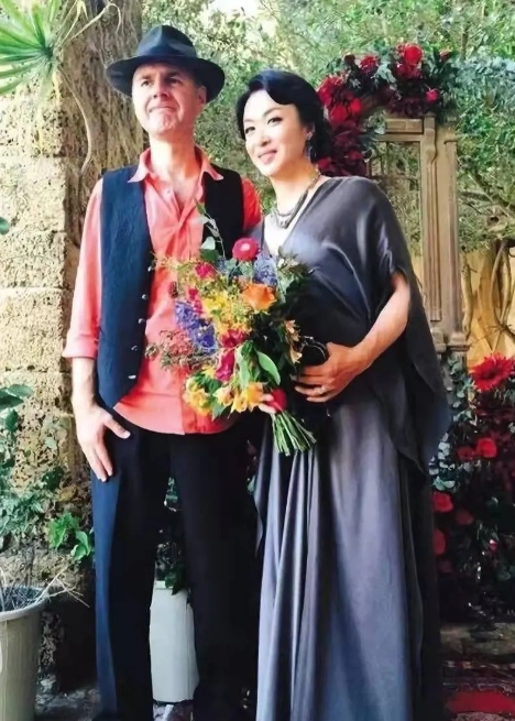 当年，金星和汉斯结婚后第1次回德国婆家，公婆可高兴了。可是，金星半夜起来上厕所时