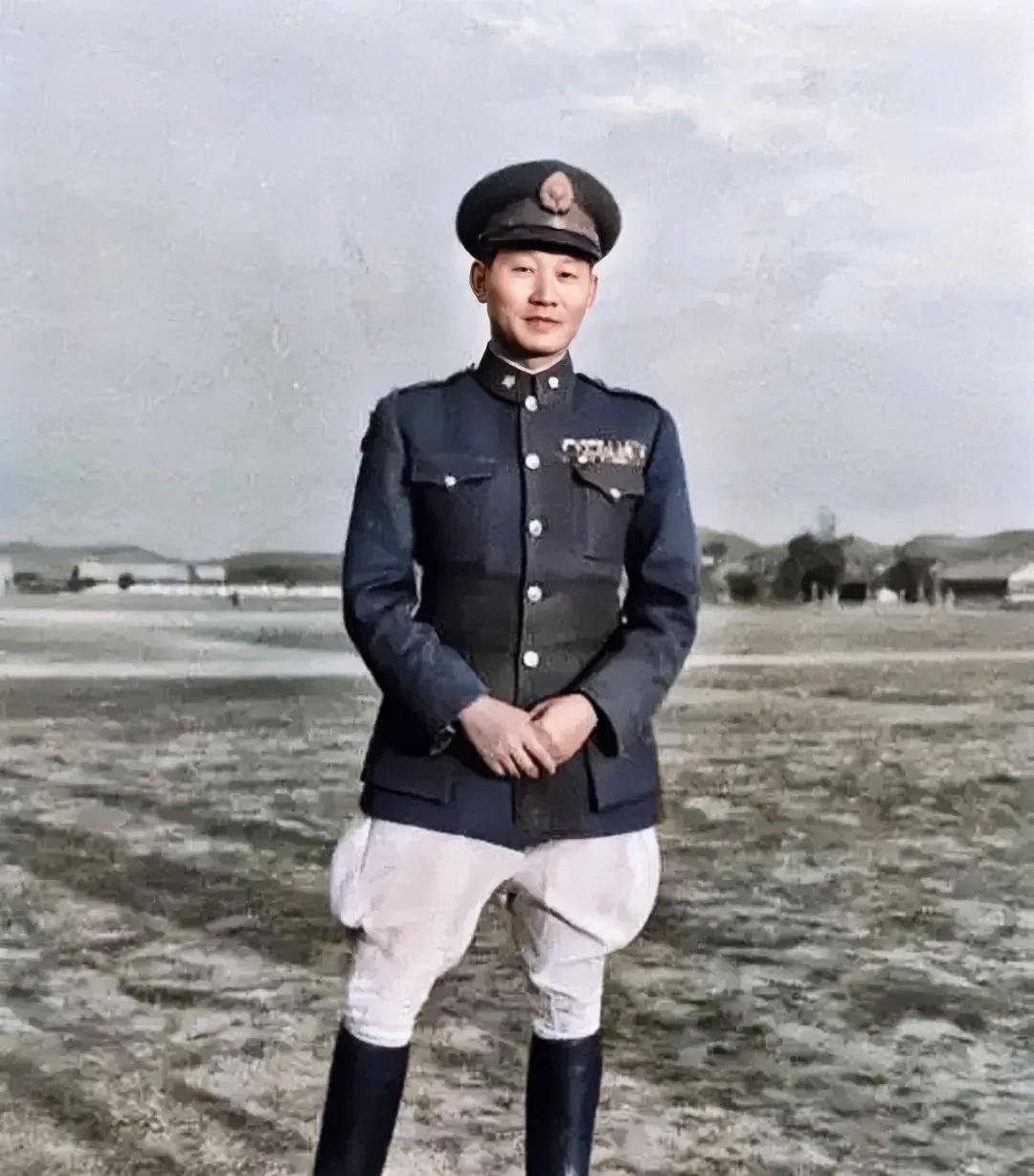 这才是孙立人真实的貌相，这不是演员饰演的，而是孙将军年轻时的真实写照。面貌展现的