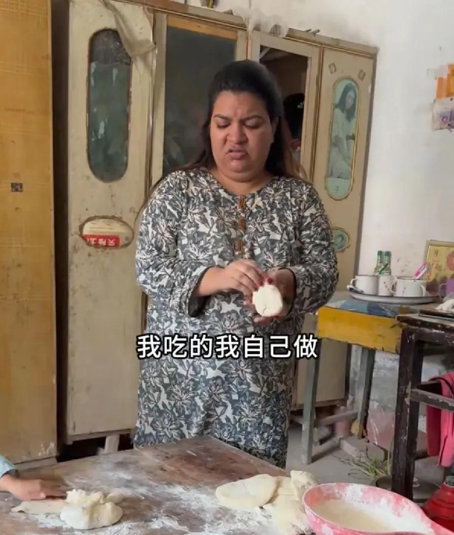感觉安波自从到小刘家，就一直嘟噜着嘴，耷拉着脸，瞅那样子，应该是对小刘的家境不太