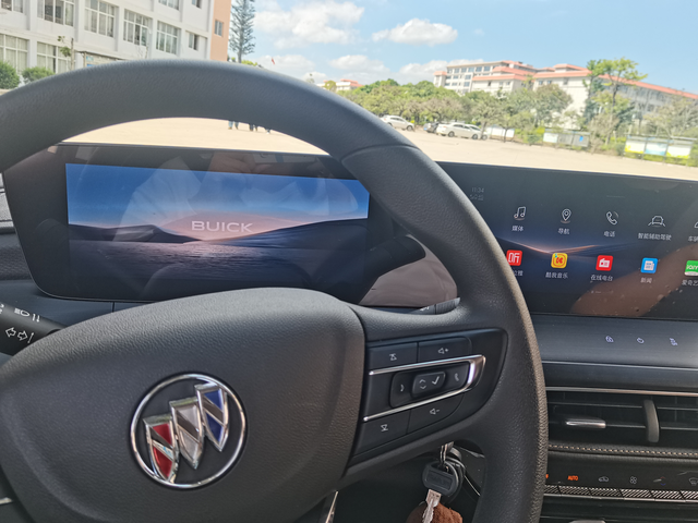 中控显示屏卡顿
用车五十天，今天就出现中控屏卡顿的情况，屏幕显示一片空白，熄火后