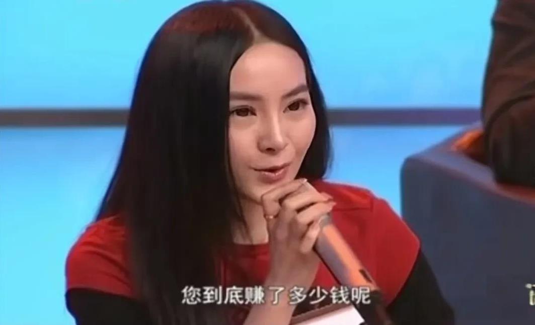 有观众问导演郑晓龙：“《甄嬛传》这部戏您到底赚了多少钱呢？”郑晓龙：“对，好像现