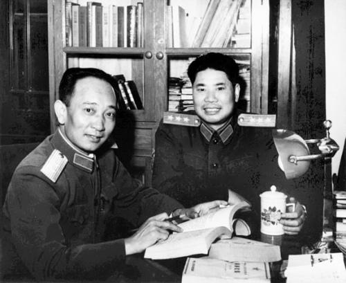 1956年杨得志上将与孙继先中将在南京军事学院战役系学习。
