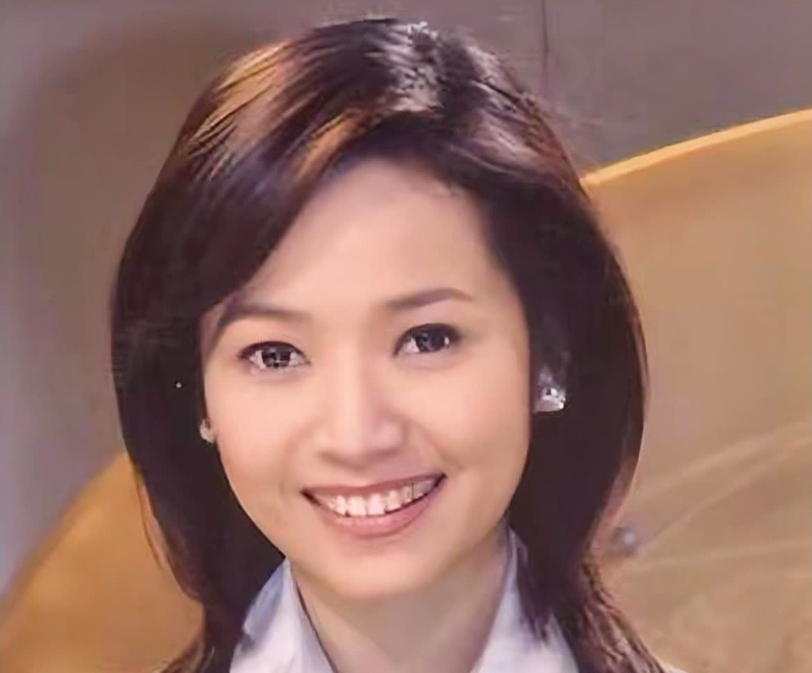 我给俺奶看了侯佩岑妈妈年轻时的照片
俺奶久久不说话，沉默了许久
突然开口说，