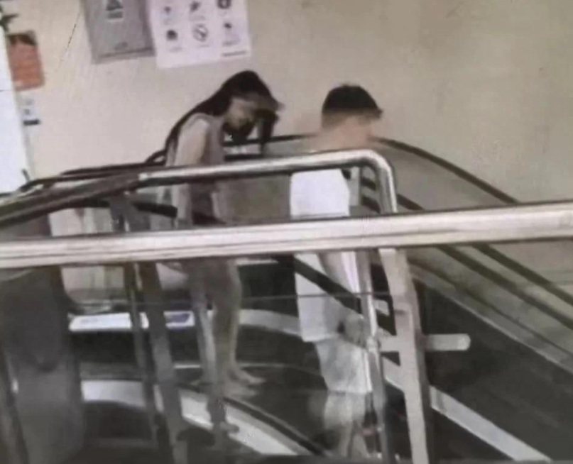 情侣竟在母婴室行不雅之事，女主年轻貌美，被撞破后，两人淡定离开！

4月21日，