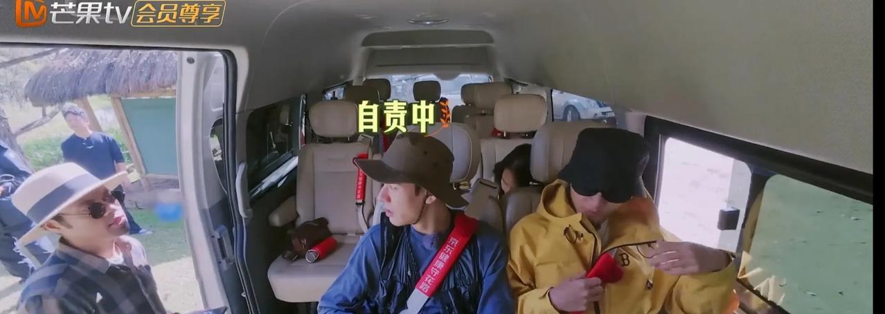 龚俊反复自责点餐错误，
叨叨个没完没了，
张晚意，那英马上
就坐不住了，赶紧
开
