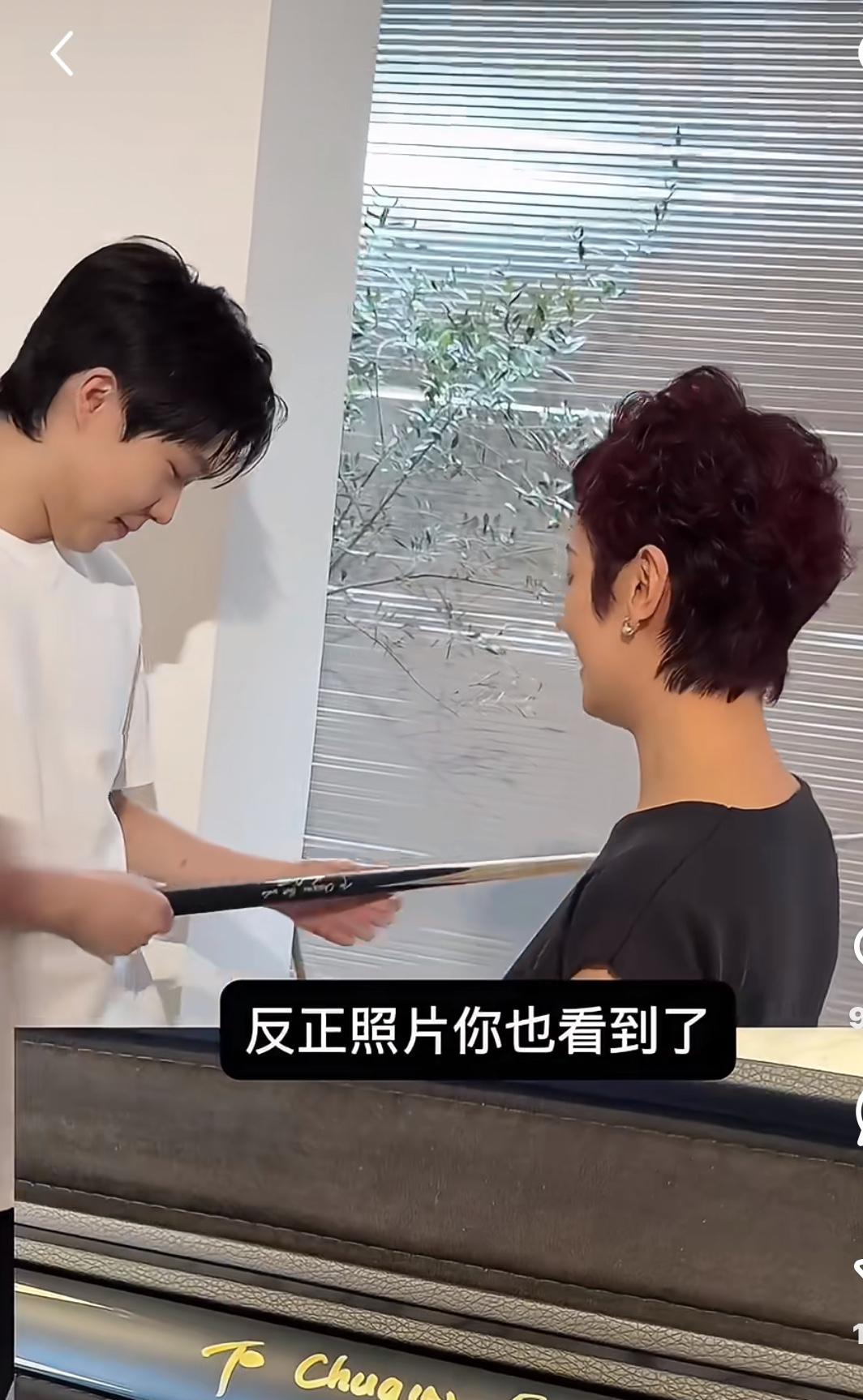 王楚钦和偶像奥沙利文跨界联动，
互送祝福，
王楚钦收到偶像奥沙利文签名的球杆，幸