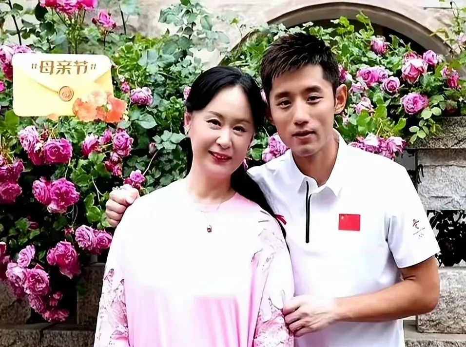 张继科陪妈妈过母亲节











我的天哪！你们见过这么感人的画面吗？