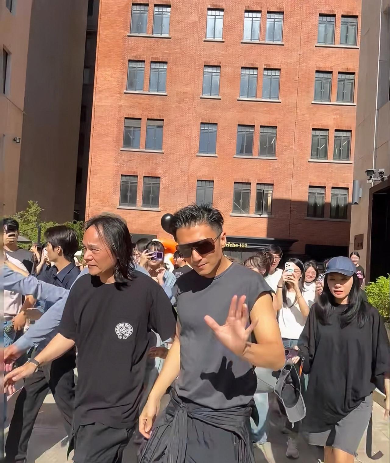 近日，有位网友在上海偶遇谢霆锋的画面。
谢霆锋刚喝完咖啡走出来，戴着墨镜跟大家打