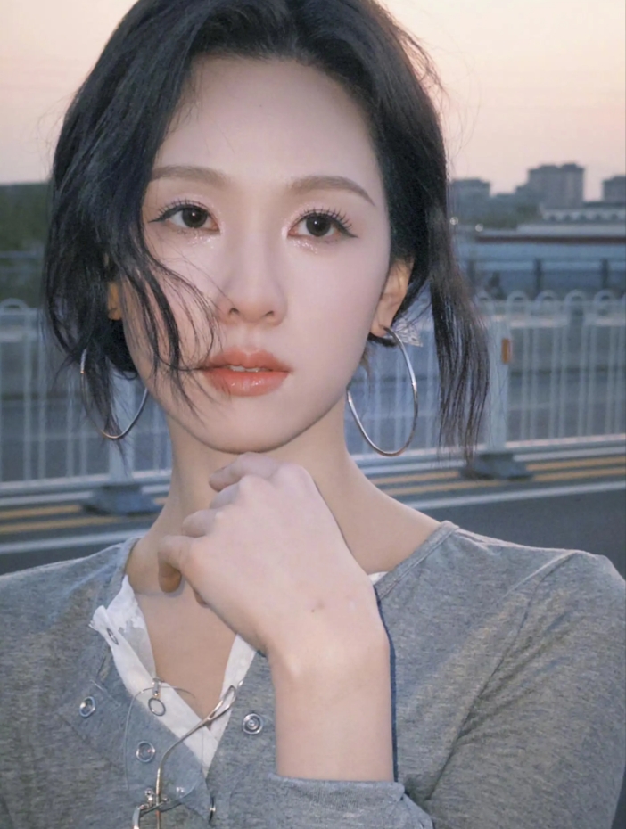 演员陈都灵发布一组日落主题造型大片并配文: “一起看日落”。大片中，陈都灵手持相
