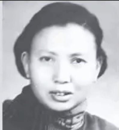 1941年，21岁的女战士莫林被俘，眼看就要被活埋。敌人问：“你认识莫林吗？”莫