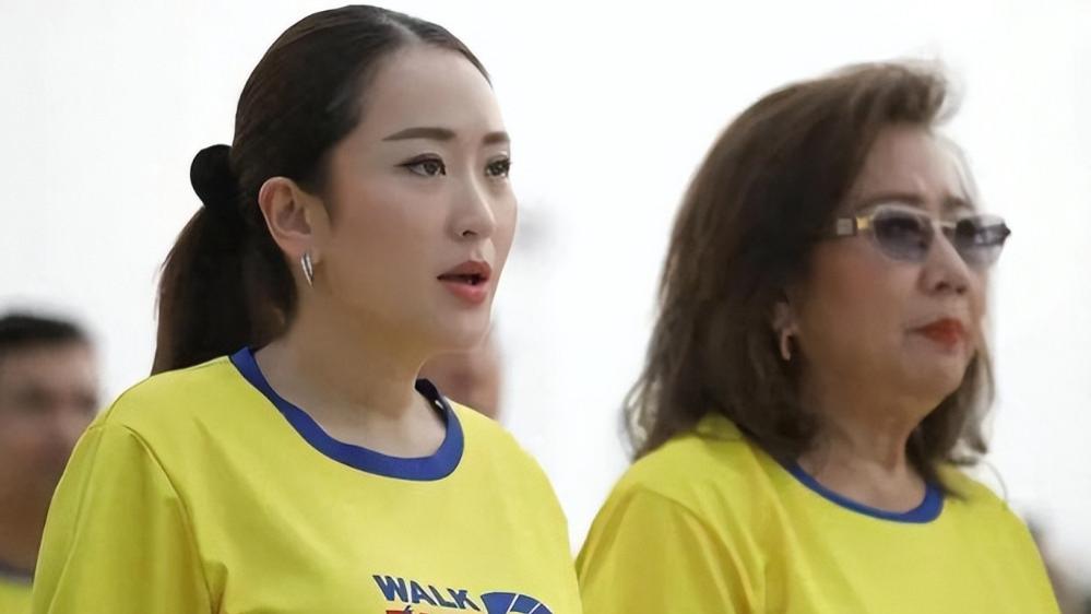 佩通坦的妈妈朴乍曼：相貌普通，和他信离婚不离家守住800亿资产