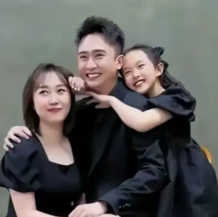  央视主持杨帆一家三口，高颜值超养眼！

 杨帆帅气阳光，主持风趣，观众超爱他！
