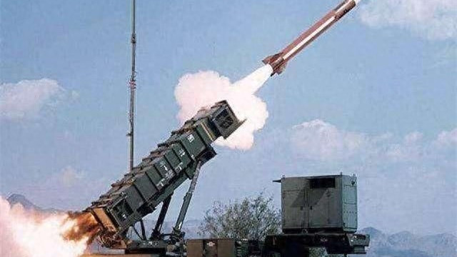 红海激战！胡塞开启天眼射导弹，美航母匆忙躲避甩掉F18E舰载机