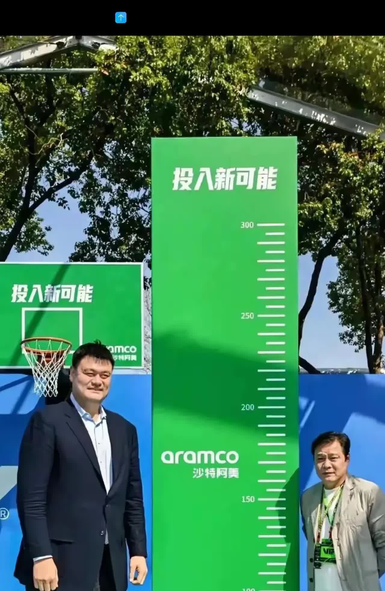 姚明站在这面尺子面前，更能清晰的看到他的高度，两米这个刻度对于一般人来说，就是一