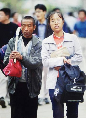 20多年前，一位送女上大学的农民父亲。 