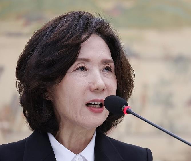 20日下午韩国总统李在明终于没有顶住压力，正式决定撤回对教育部长官候选人李镇淑的