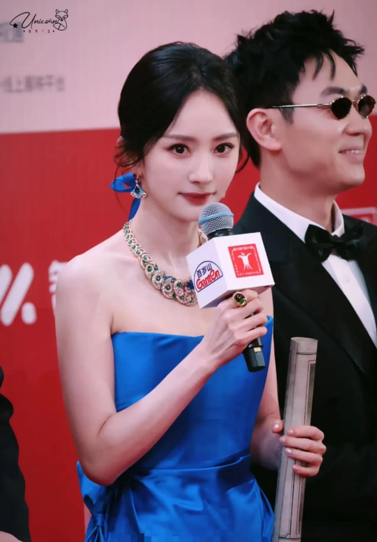 杨幂这情商，红多少年都不为过！
昨天在上海电影节发生了两件事情
一个是酱园弄电影