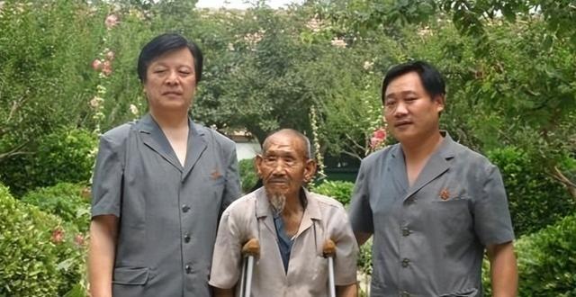 1994年，河南一73岁老农因欠债不还被列为老赖，法院人员上门时，他害怕的躲了起