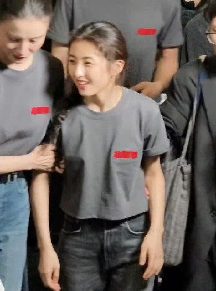 #张子枫脚受伤#