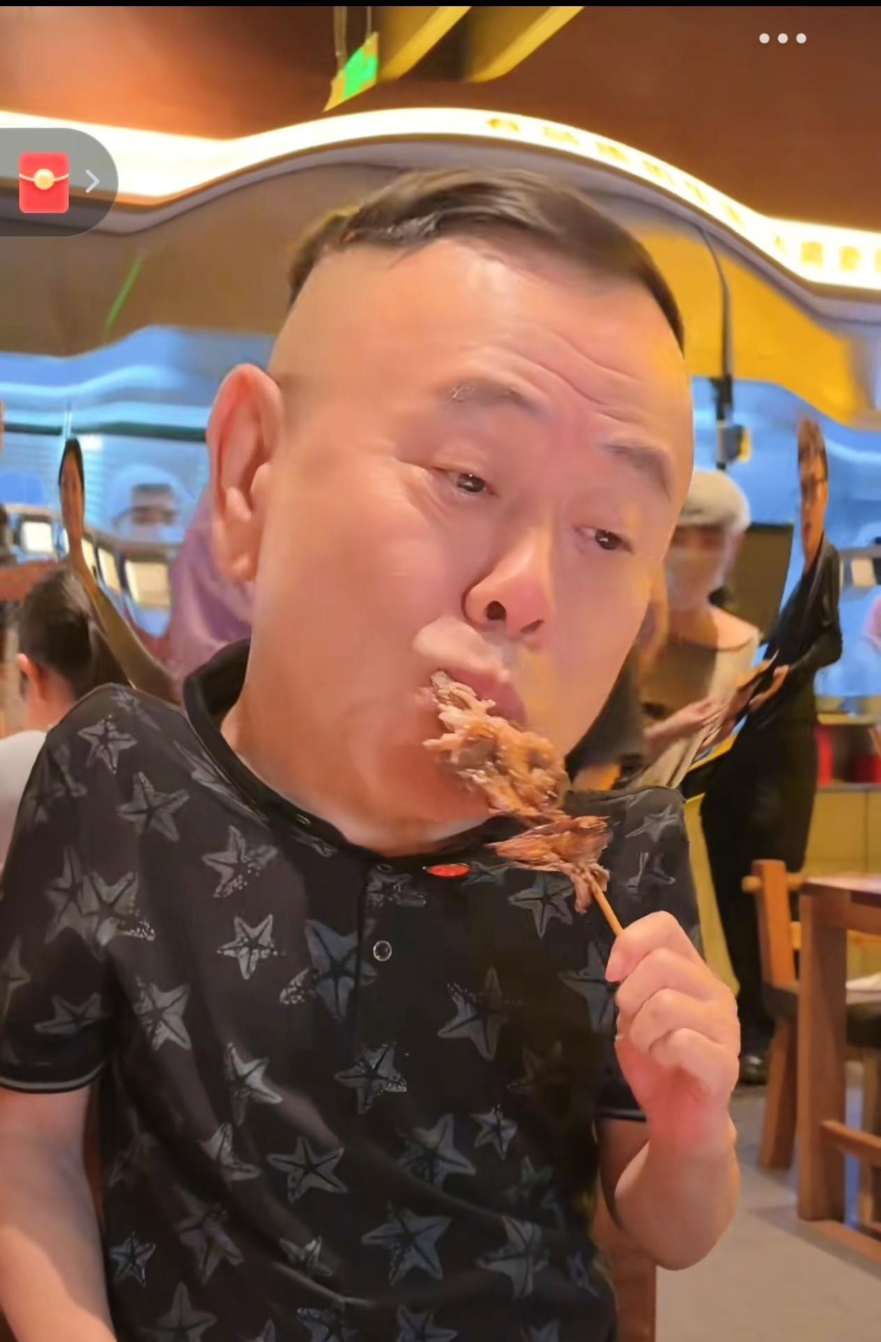 提到老沈阳风味，最先蹦出来的就是那口裹满麻酱辣油的鸡架！啃着喷香的鸡架，再嗦碗酸