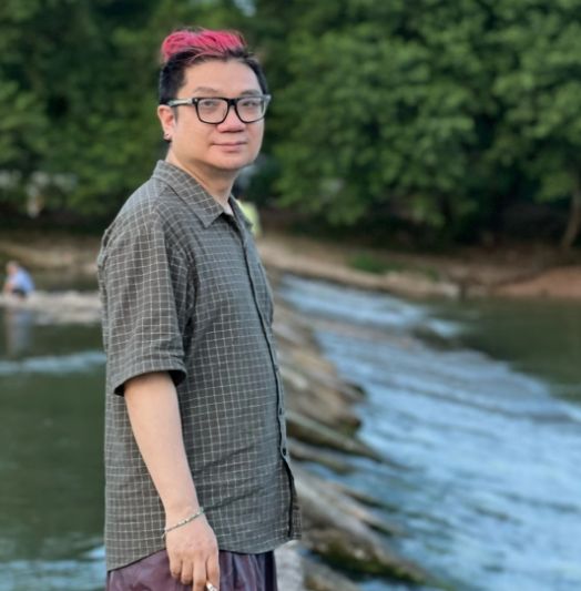 我想说
程青松这次不简单
他就单单一个导演，确在娱乐圈里游刃有余，大多数男女艺人