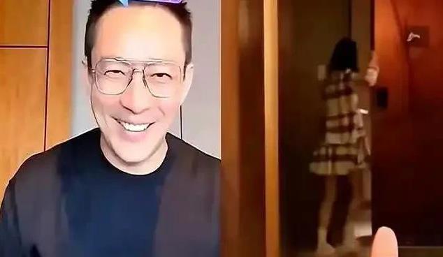汪小菲谈女儿变话唠了！10岁小玥儿穿格子裙好漂亮，汪小菲怕小玥儿驼背，天天陪她拉