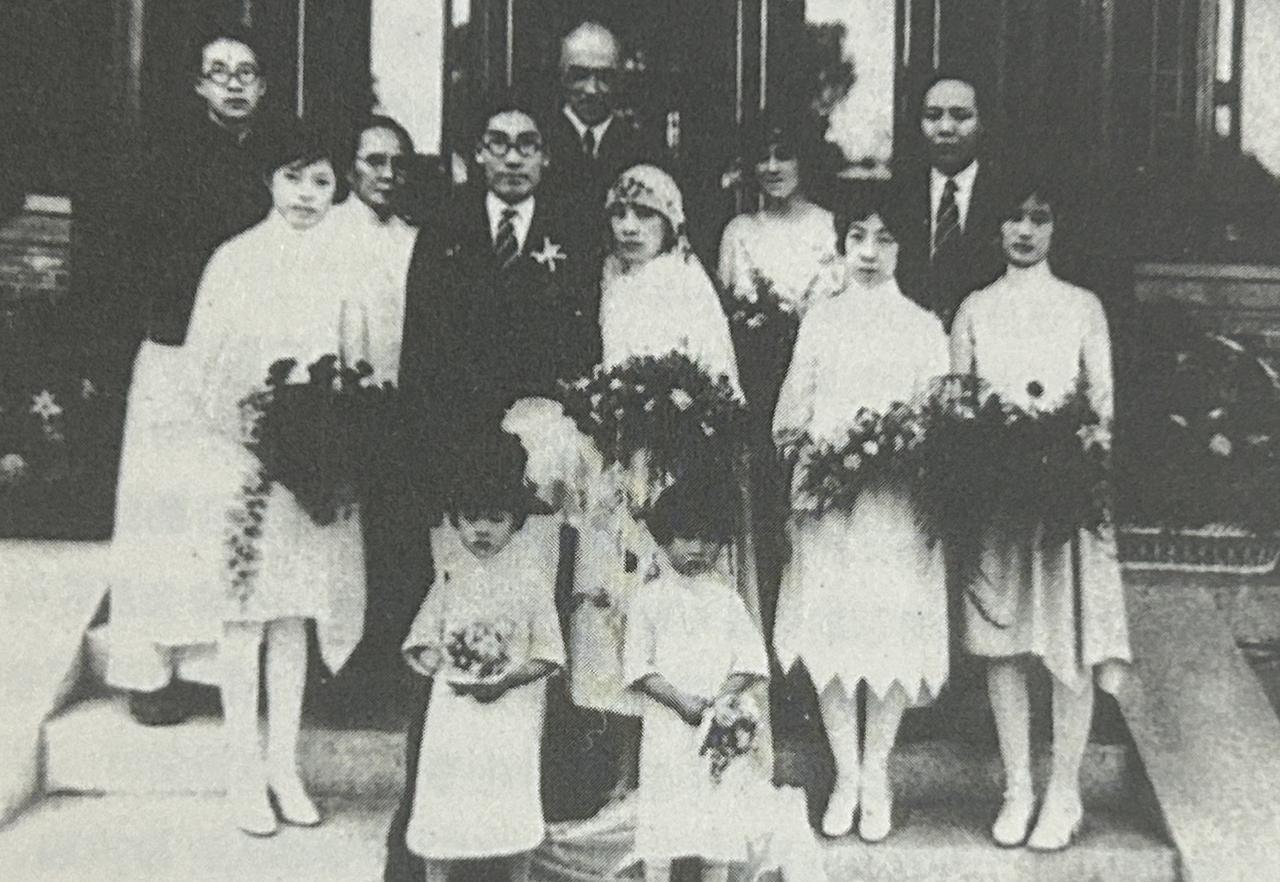 1929年6月15日，冰心与吴文藻在燕京大学举行婚礼。主婚人是司徒雷登（后排中立
