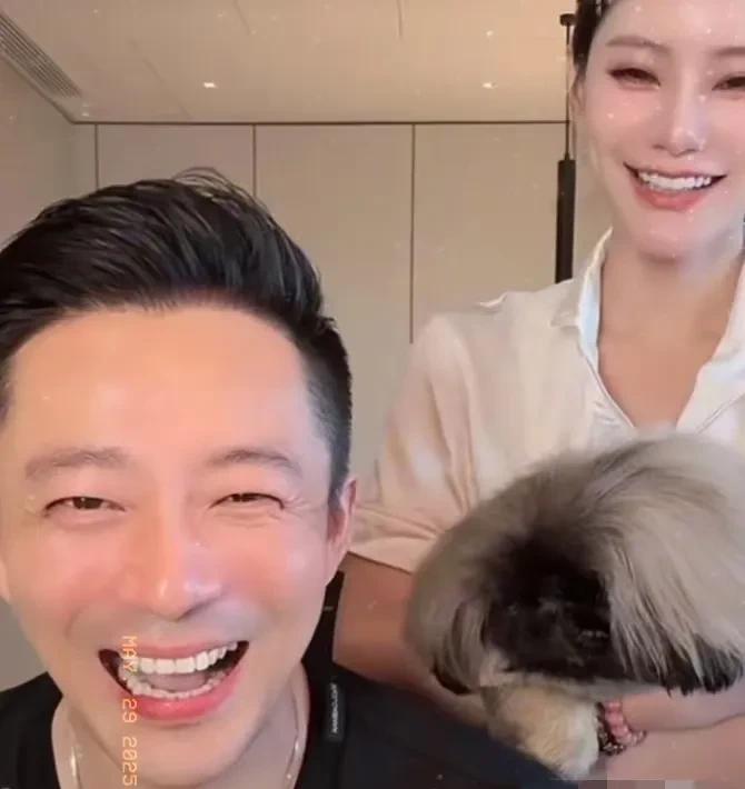汪小菲最近变化也太大了！
以前上镜就像个不会说话的木头，现在和老婆马筱梅一起露面