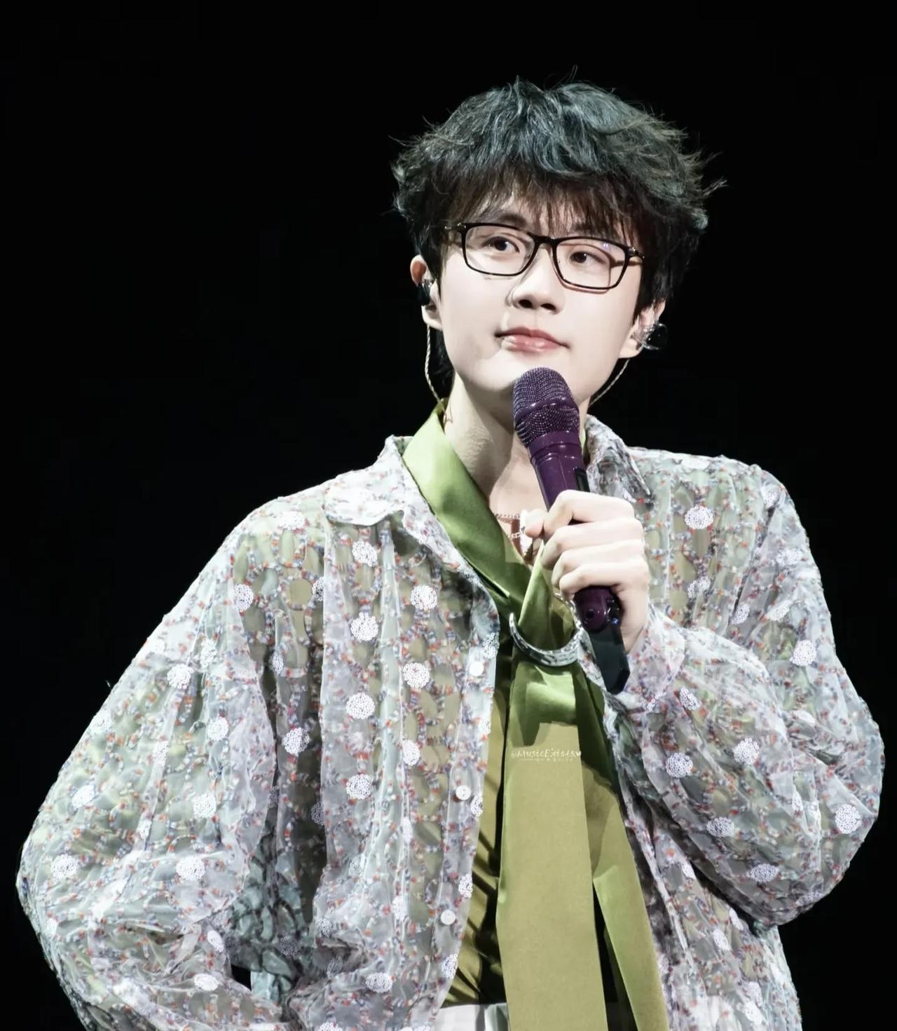其实许嵩早期也遇到了好多ex的事，但是都被哥狠狠的写在了歌里，记得当初有个活动也