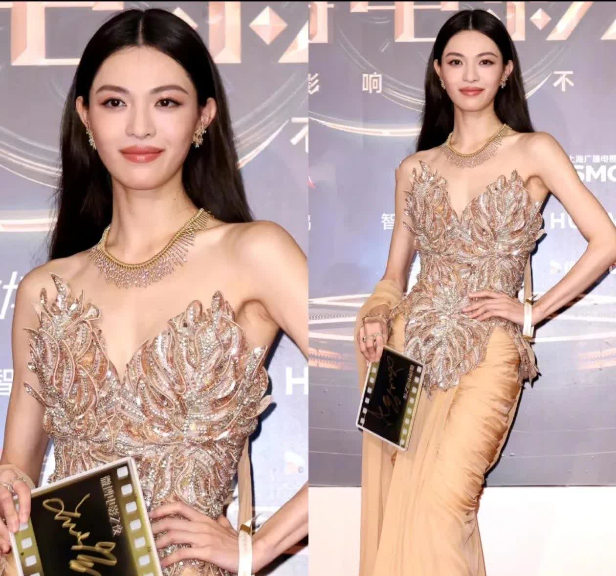 都说钟楚曦美的很权威

以前完全get不到她的美点

但是今天微博红毯之