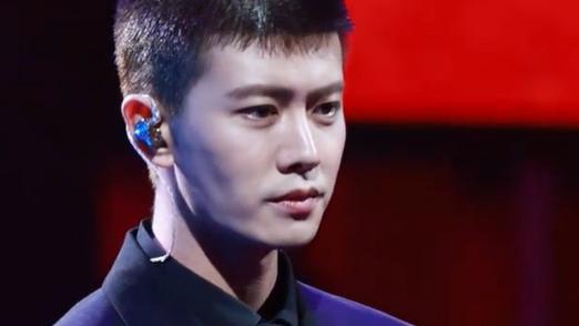 国剧盛典红毯：任嘉伦面相变了，陈都灵嫩的能掐出水，贾静雯可真敢穿