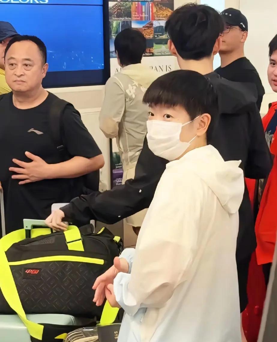 “消失”的莎莎空降日本机场
国乒出发横滨的队伍里没有见到莎莎，
可把球迷们急坏了
