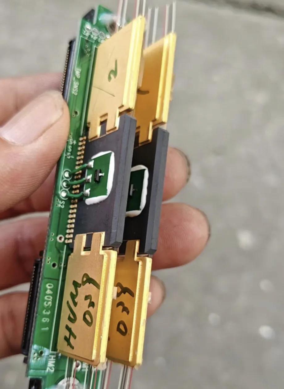 路上捡来的，不知道什么玩意，镀金的，应该是个什么高科技产品，这东西值钱吗？