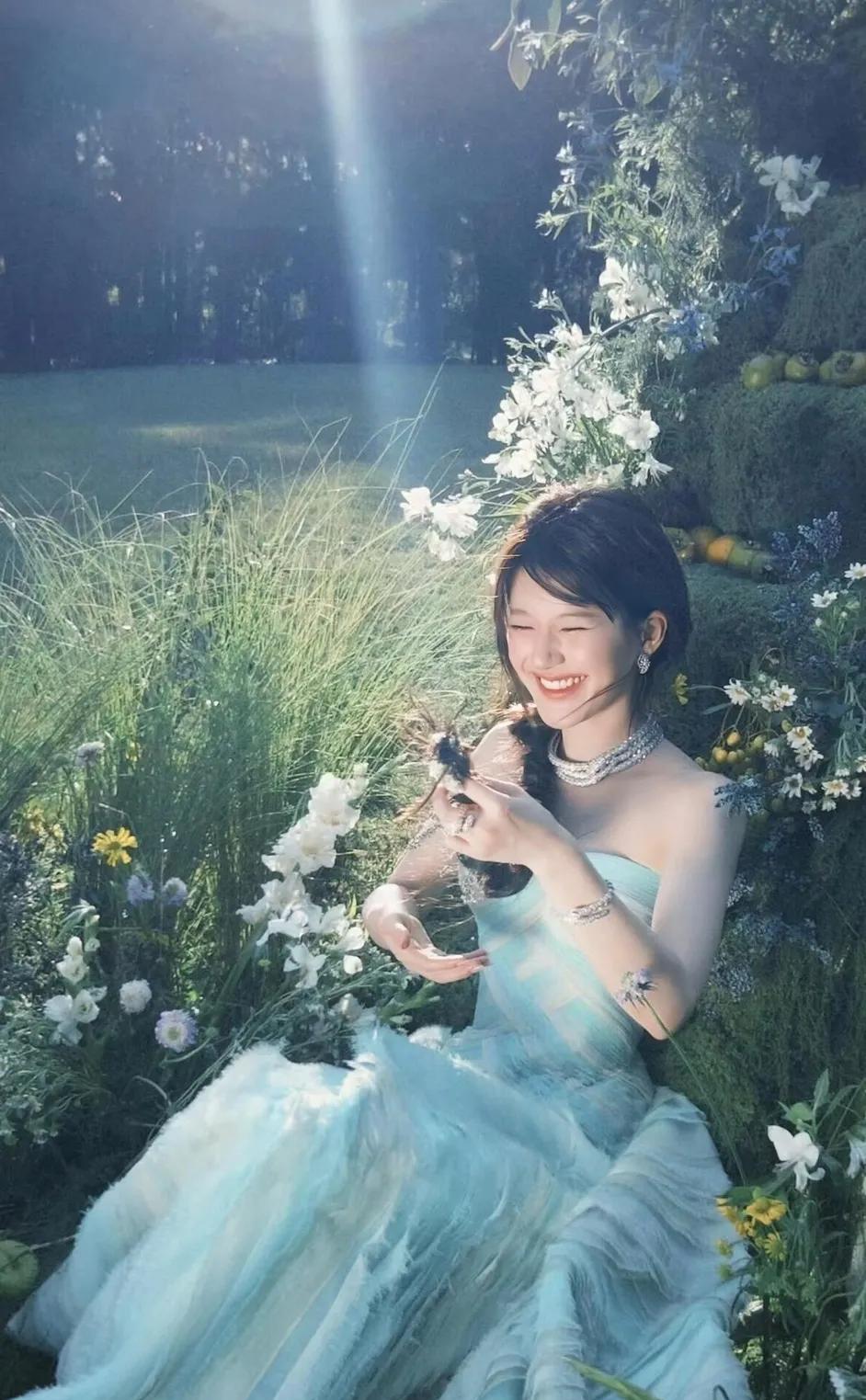 赵露思
可能真的要退圈了
她的千字长文一发，真的是一点余地也没给自己留，这就相当
