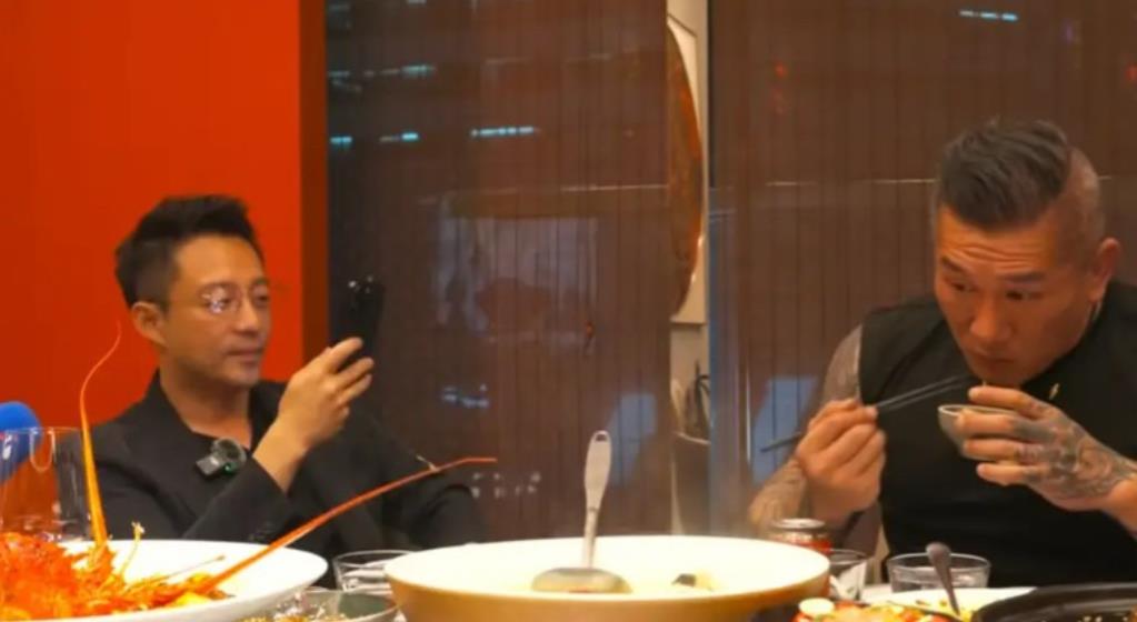 汪小菲请馆长去麻六记吃饭，汪小菲对馆长说，来了几天了？
馆长说，三天了，每天都很