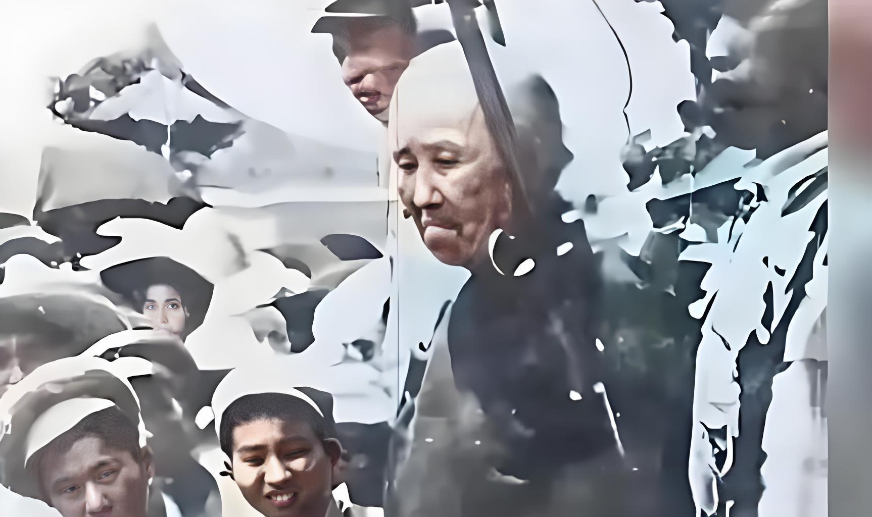 1950年，曾经的抗日英雄，有着“双枪老太太”美称的赵洪文国，被押赴到刑场，当时