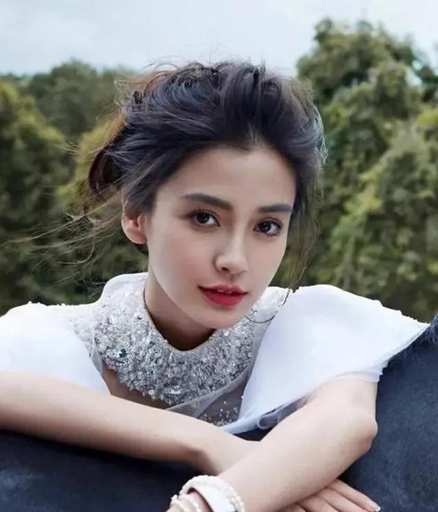 每一个离开他的女人，都是混得风生水起——
因为黄晓明人太善良了。
黄教主的人设，