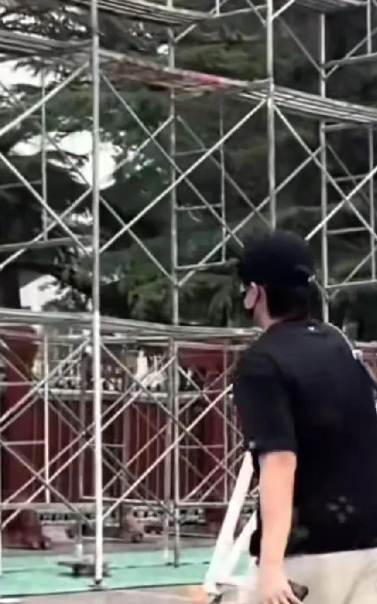 今天新鲜的大头，
回到了先农坛体育学校，
认真看，
他还是憔悴了不少，
头发长长