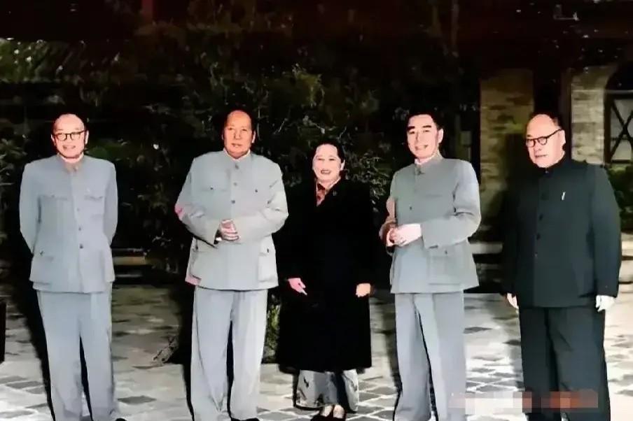 宋庆龄先生站在c位，毛主席、张闻天和周总理、陈毅分列两边。由此可见，大家对宋庆龄