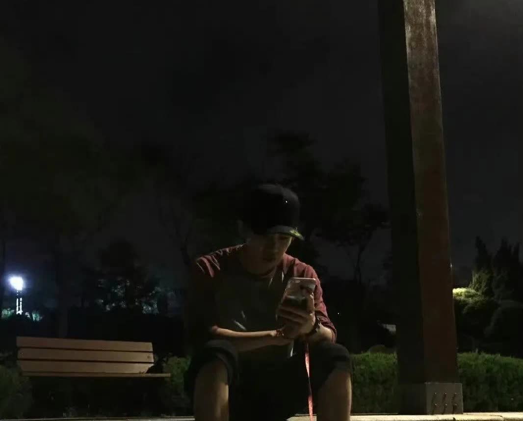 你们想知道生活中的任嘉伦是什么样子吗？

绎儿姐晒出任嘉伦休假外出的一张照片