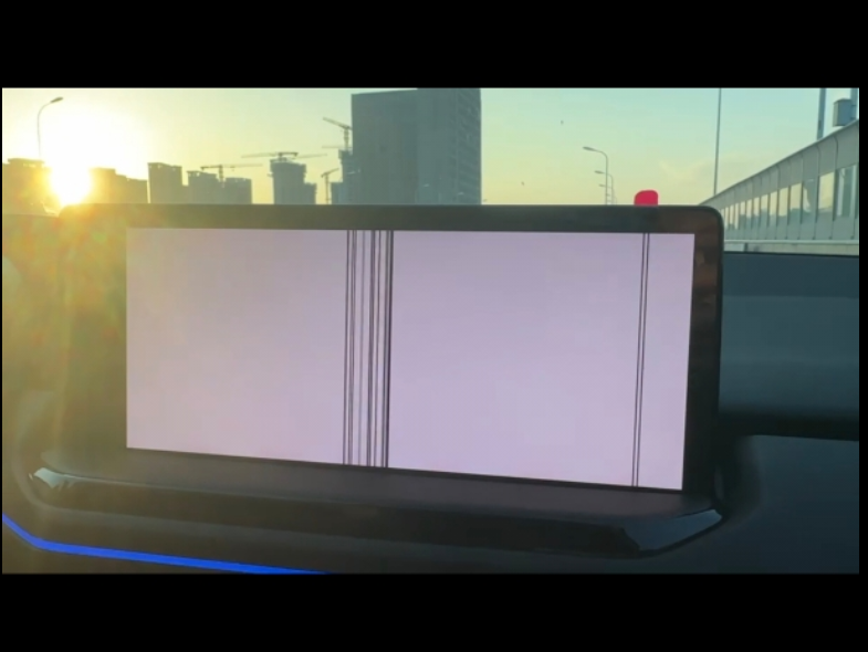 十一代雅阁质量堪忧，1.1w公里中控报废
车主购买的11代雅阁智享燃油版，平时一