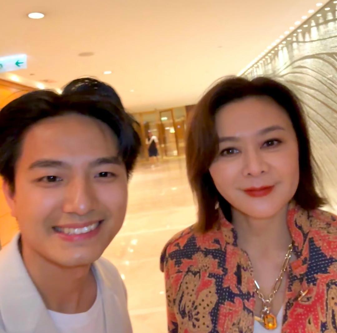 63岁关之琳在香港逛商场被偶遇，她的穿衣打扮很贵气，身材丰腴，皮肤超好，美得好大