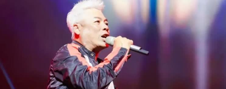 巫启贤说自己有一次被人强行拉到了洗浴中心演出，当时他一下飞机，对方就派了宾利来接