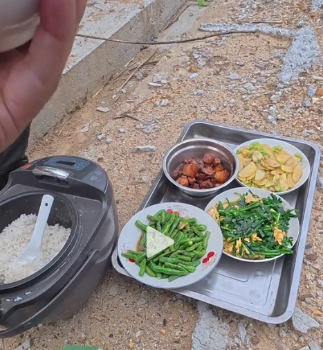 太实在了！江西一男子和朋友到河边钓鱼，拜托村里老人来送饭，给了对方40块钱，想着