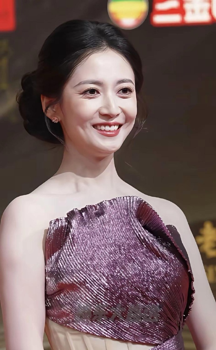 我闺蜜说，陈钰琪真是一手好牌用砸了，扶不起来的阿斗。
她出生四川，出道就是给杨幂