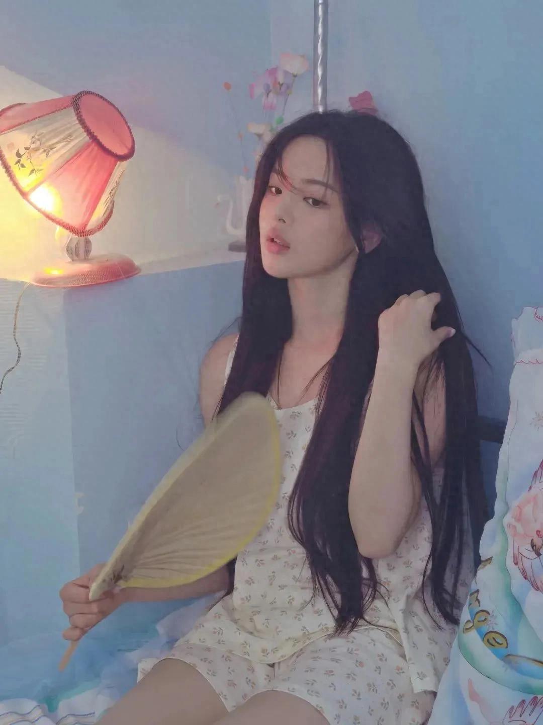 杨超越夏日私房写真，清新可人的邻家少女
