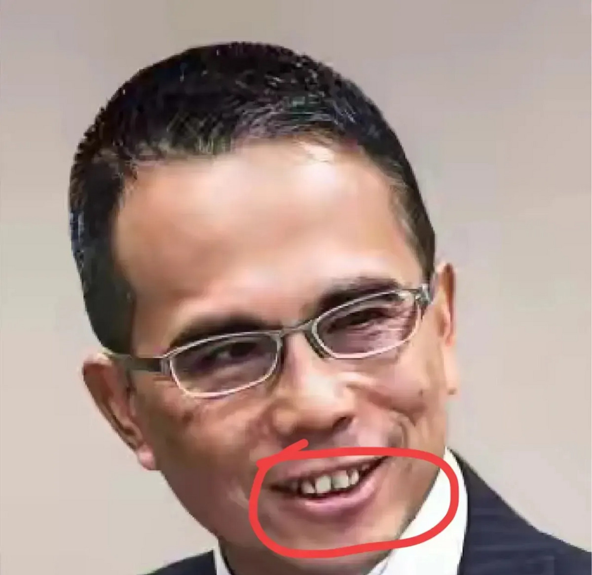李泽钜形象被网友吐槽











我的天哪！你们敢信？堂堂千亿富翁的儿