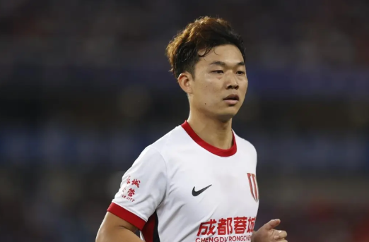 严鼎皓与成都蓉城的合约也快到期了，是否续约不只在俱乐部方面，还得他愿不愿意留下来